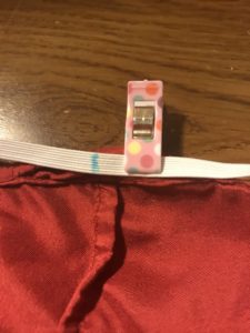 Clip the middle of the elastic tothe seam